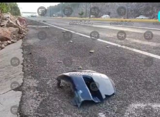 Desgaje de cerro provoca caída de piedras en el Periférico Ecológico