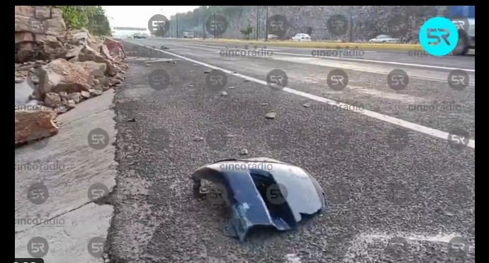 Desgaje de cerro provoca caída de piedras en el Periférico Ecológico