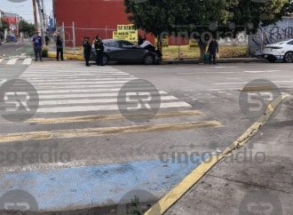 Accidente vial en la intersección de la 25 Oriente y 4 Sur en Puebla