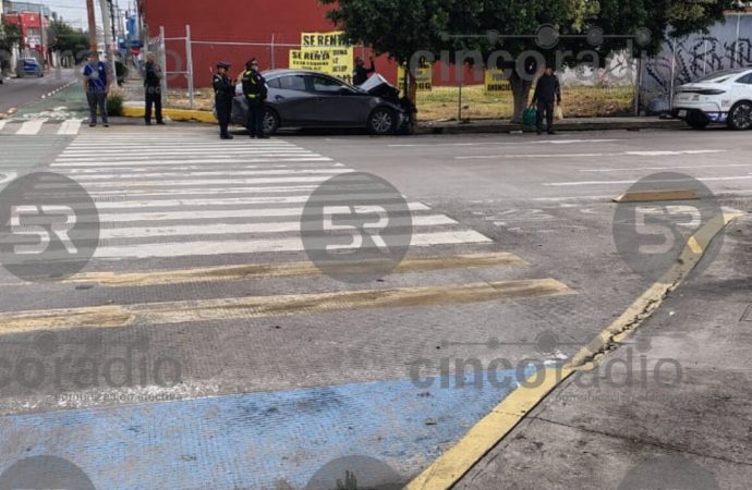 Accidente vial en la intersección de la 25 Oriente y 4 Sur en Puebla