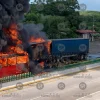 Autobús de ADO se incendia en la autopista Córdoba–Veracruz; autoridades aseguran el orden