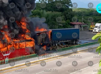 Autobús de ADO se incendia en la autopista Córdoba–Veracruz; autoridades aseguran el orden