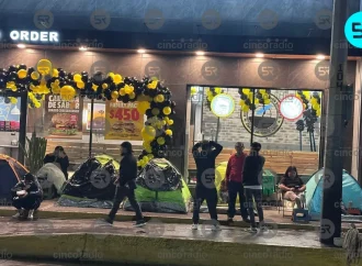 Decenas de personas acampan para obtener hamburguesas gratis en la apertura de Carl’s Jr. en Tehuacán
