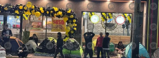 Decenas de personas acampan para obtener hamburguesas gratis en la apertura de Carl’s Jr. en Tehuacán