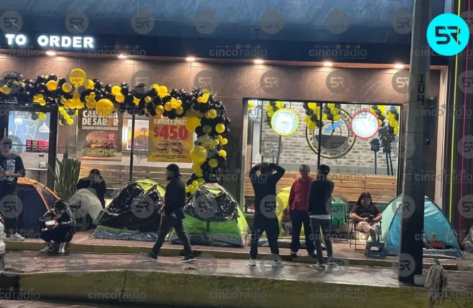 Decenas de personas acampan para obtener hamburguesas gratis en la apertura de Carl’s Jr. en Tehuacán