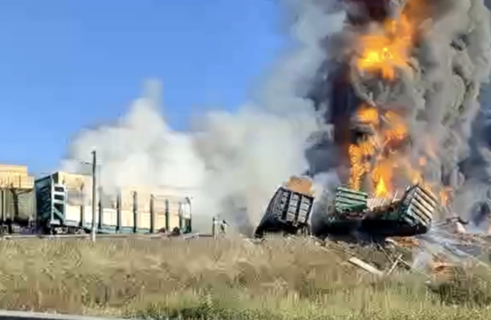 Descarrilamiento de tren de carga causa incendio en Smolensk, Rusia