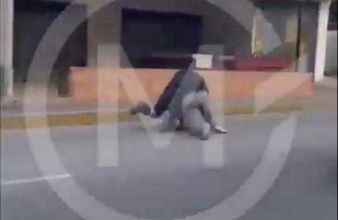 Choque y pelea entre conductores particulares en Calzada Zavaleta entorpece la mañana en Puebla