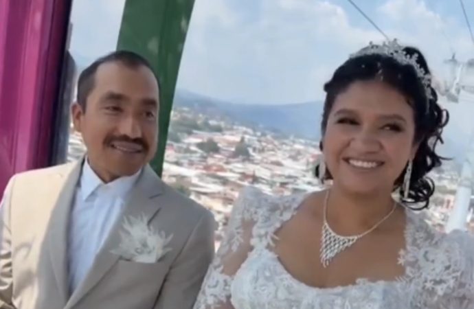 Boda en las alturas: pareja se casa en el teleférico de Uruapan