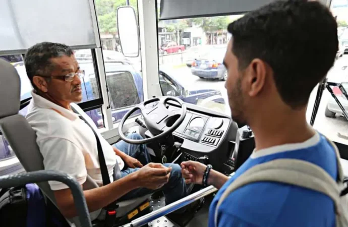 Elpidio Díaz respalda incremento en tarifas de transporte público y eliminación de descuentos a estudiantes