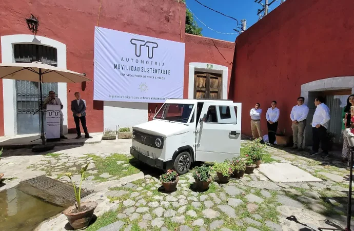 Vehículo eléctrico tlaxcalteca TT1, presentado como alternativa para movilidad urbana sustentable