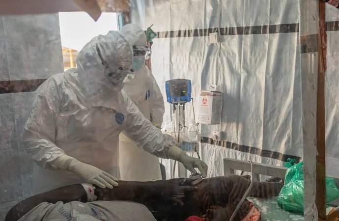 Francia confirma primer caso de ébola en un médico que regresó de República Democrática del Congo