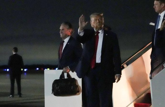 Trump anuncia represalias tras derribo de helicóptero Apache por Irán en el estrecho de Ormuz