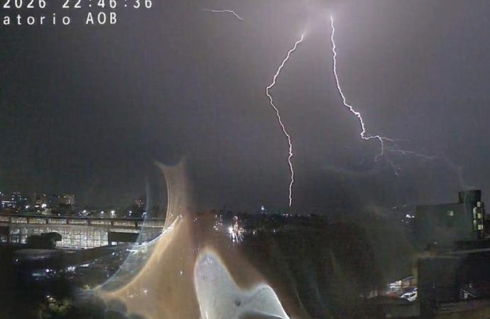Rayo excepcional sacude la Ciudad de México y se vuelve viral en redes sociales