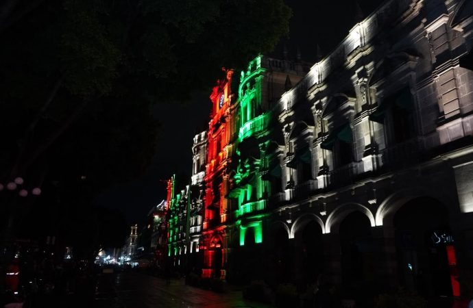 Palacio Municipal de Puebla estrena sistema de iluminación arquitectónica