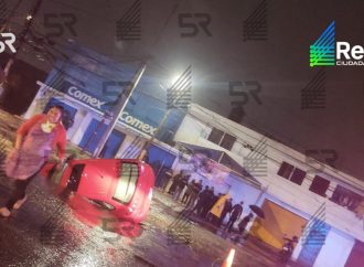 Socavón en La María provoca caída de automóvil; autoridades realizan evaluación