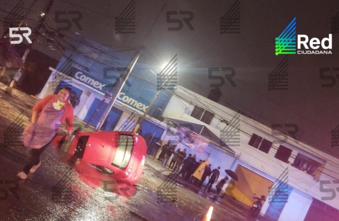 Socavón en La María provoca caída de automóvil; autoridades realizan evaluación
