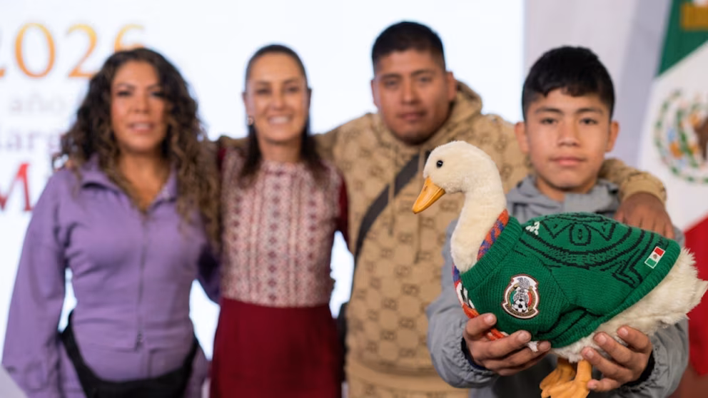 Merlín, la mascota viral del Mundial 2026, visita Palacio Nacional junto a su familia