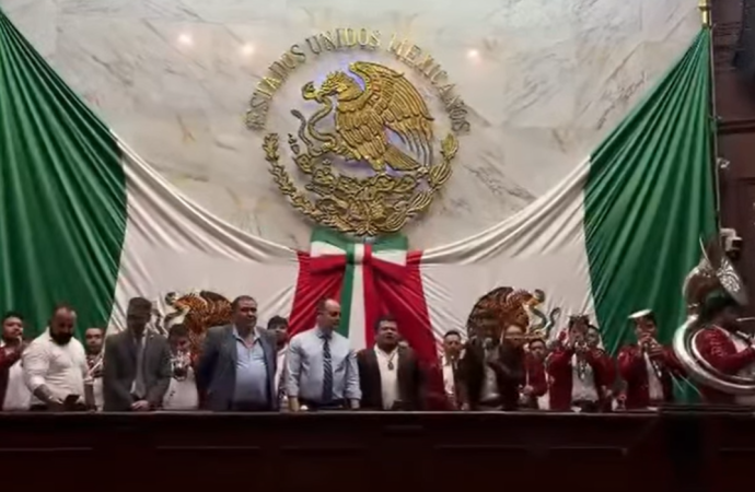 Diputado de PT interpreta narcocorrido en pleno del Congreso de Michoacán