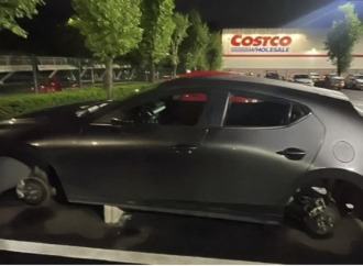Roban las cuatro llantas a vehículo en estacionamiento de Costco Puebla