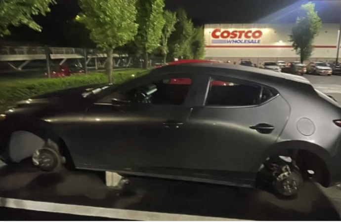 Roban las cuatro llantas a vehículo en estacionamiento de Costco Puebla