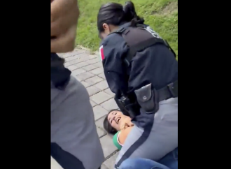 Policías de San Andrés Cholula someten con violencia a mujer frente a sus hijos menores