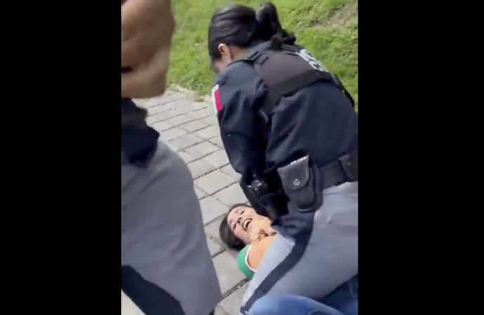Policías de San Andrés Cholula someten con violencia a mujer frente a sus hijos menores