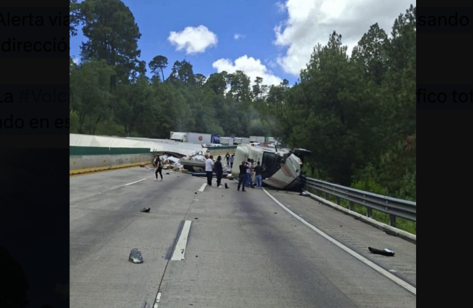 Tercera volcadura en la autopista México-Puebla complica el tránsito rumbo a la Ciudad de México