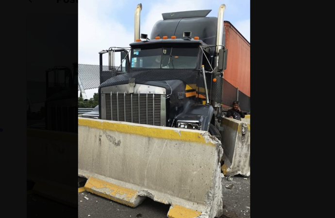 Nuevo accidente paraliza la autopista México-Puebla; tráiler bloquea completamente la circulación hacia Puebla