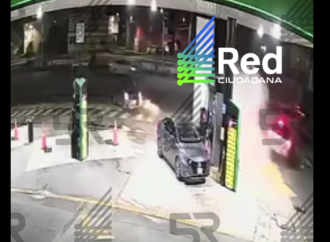 Choque y fuga en gasolinera del Periférico Ecológico de Puebla deja una persona prensada