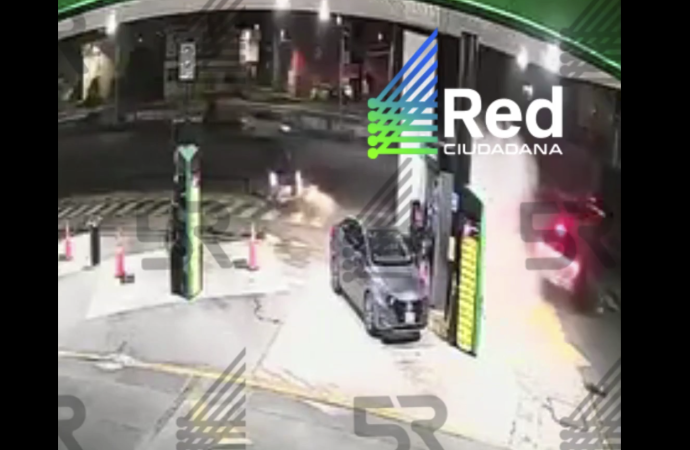 Choque y fuga en gasolinera del Periférico Ecológico de Puebla deja una persona prensada