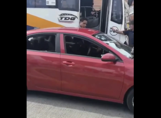 Nueva agresión entre chofer de transporte público y automovilista en Puebla pone en evidencia la crisis vial