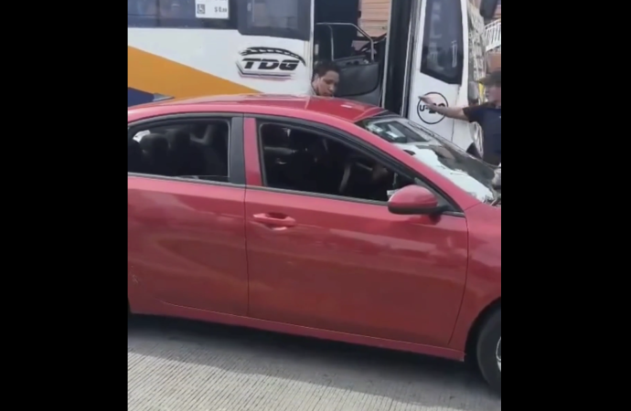 Nueva agresión entre chofer de transporte público y automovilista en Puebla pone en evidencia la crisis vial