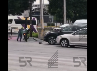 Choque y fuga de camioneta contra motociclista en bulevar Atlixco, Puebla