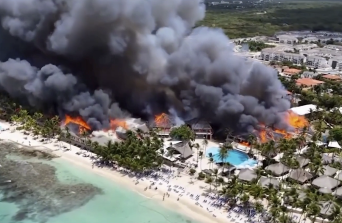 Incendio en resort de lujo en República Dominicana deja un muerto y 1,700 evacuados