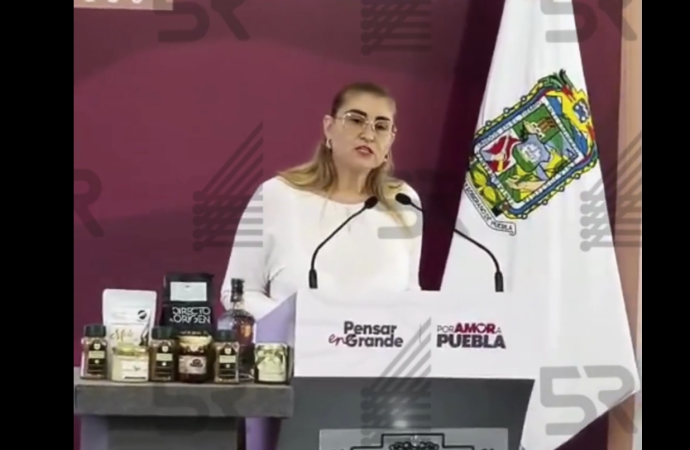 Un cuerpo hallado en vehículo incendiado y narcomanta en Periférico Ecológico de Puebla