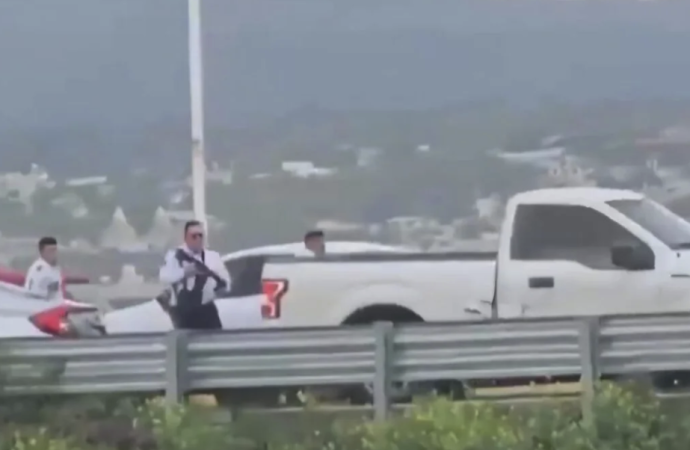 Balacera y persecución en sentido contrario en la autopista México-Pachuca