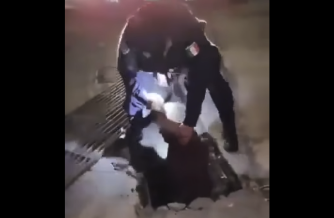 Hombre atrapado más de ocho horas en alcantarilla es rescatado en Apodaca, Nuevo León