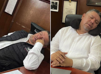 Regidor morenista Andrés Cerón, captado dormido por segunda vez en horario laboral en Puebla