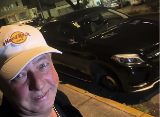 Influencer poblano denuncia robo de llantas y espejos de su camioneta en colonia La Paz