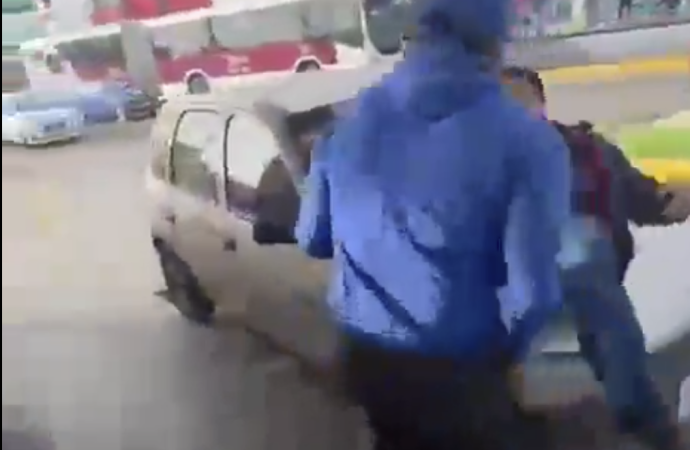 Nueva versión del altercado en gasolinera Mobil de Puebla involucra a fotógrafo agredido por despachador