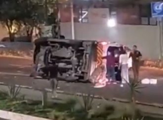 Ambulancia de Protección Civil Municipal de Puebla vuelca por exceso de velocidad en Bulevar Atlixco