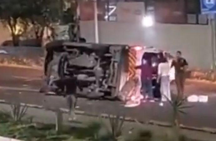 Ambulancia de Protección Civil Municipal de Puebla vuelca por exceso de velocidad en Bulevar Atlixco