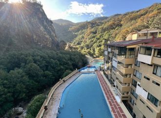 Dos adultos mayores resultan con fracturas tras caída de elevador en baños termales de Chignahuapan
