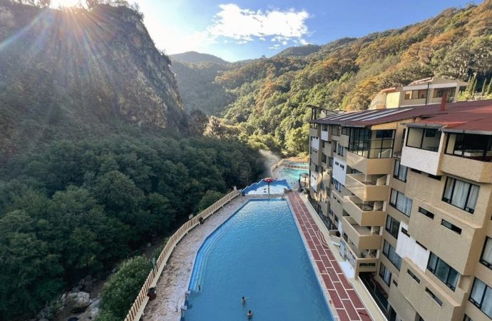 Dos adultos mayores resultan con fracturas tras caída de elevador en baños termales de Chignahuapan