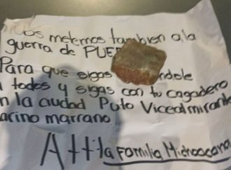 Narcomanta y coche incendiado en periférico de Puebla vinculan a La Familia Michoacana con violencia local