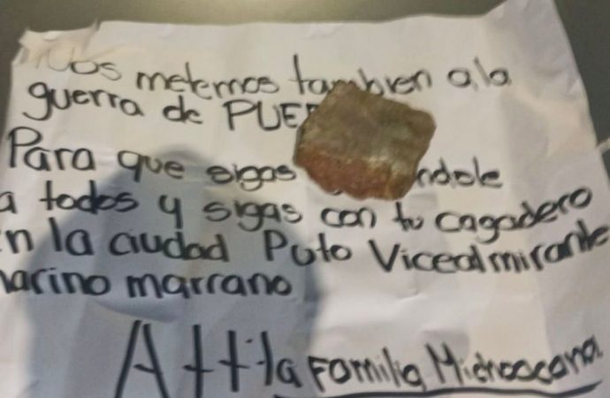 Narcomanta y coche incendiado en periférico de Puebla vinculan a La Familia Michoacana con violencia local