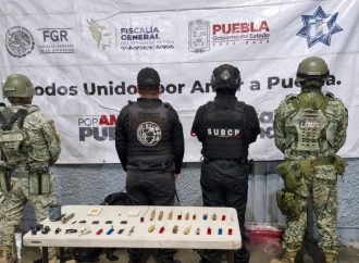 Decomisan armas y accesorios celulares en el penal de Cholula