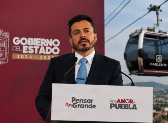 Activistas intentaron impedir construcción del Cablebús en Puebla con siembra de árboles en predio estatal