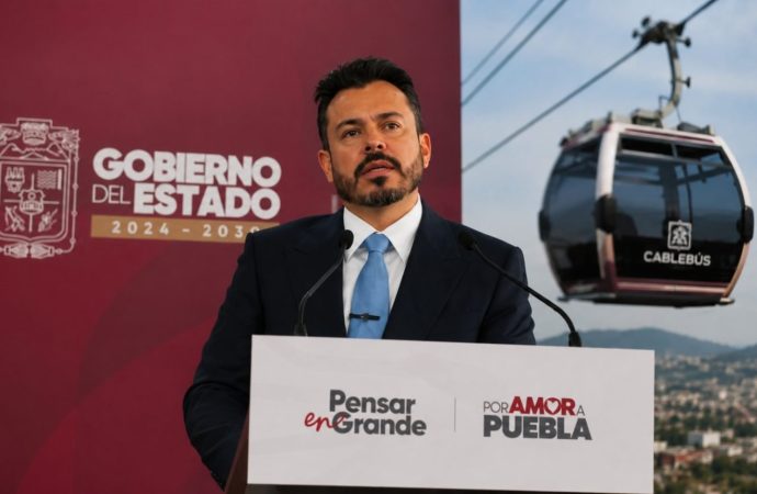 Activistas intentaron impedir construcción del Cablebús en Puebla con siembra de árboles en predio estatal