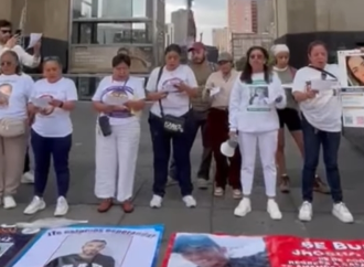 Madres buscadoras protestan frente al Monumento a la Revolución durante el Mundial de Futbol